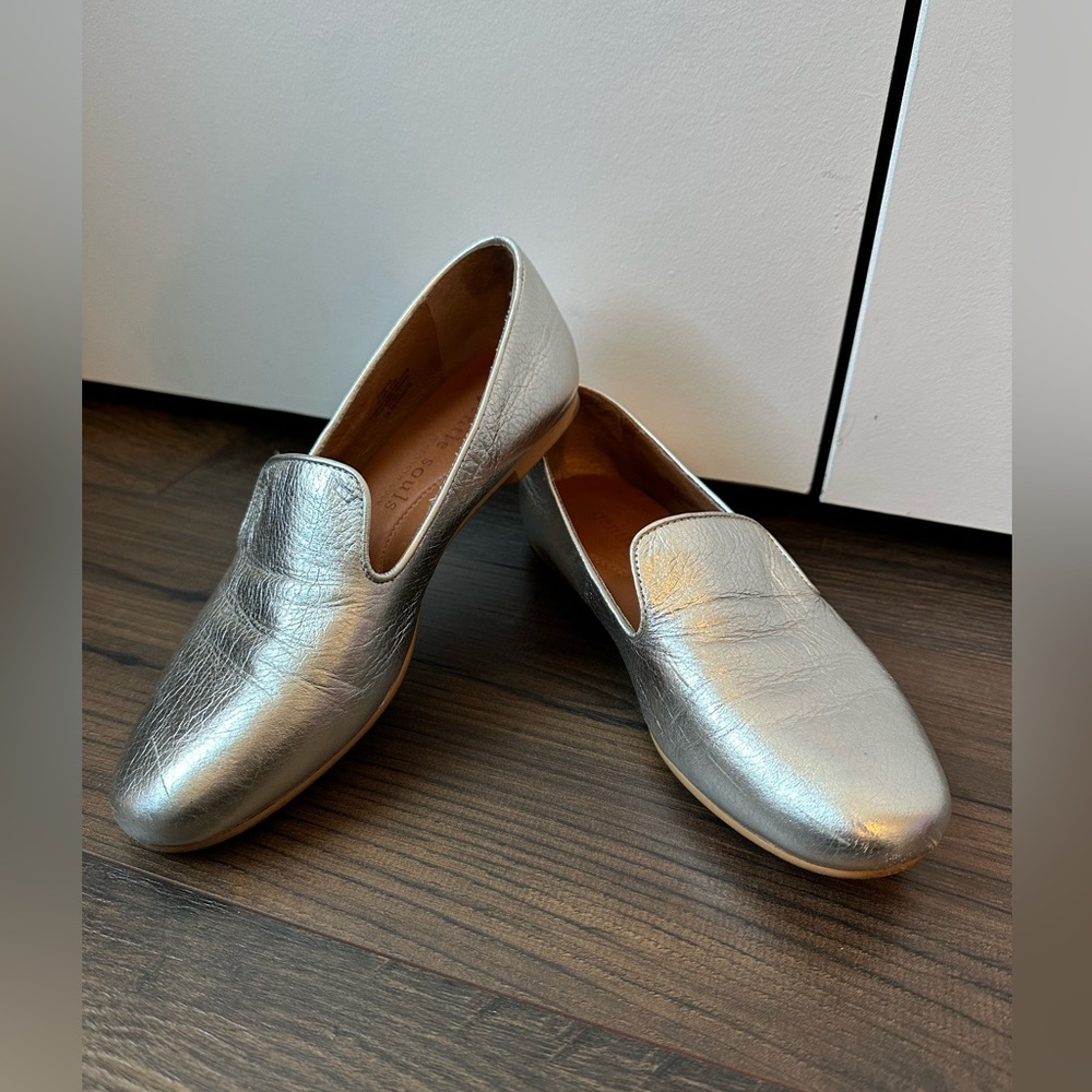 Gentle Souls by Kenneth Cole Eugene Flat Silver (Size 6.5)